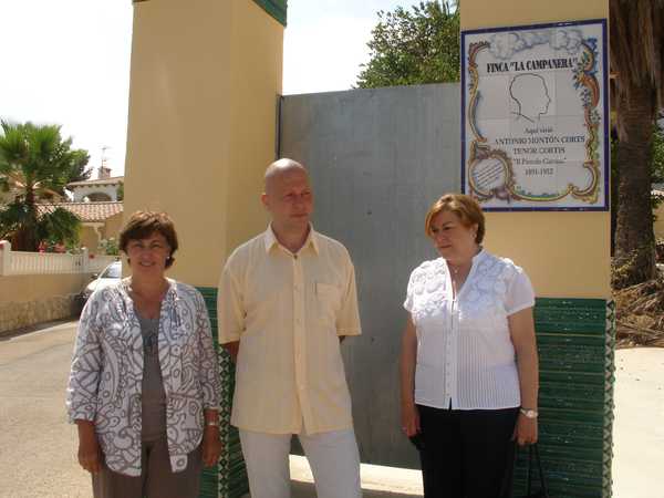  PEPA FONT INAUGURA UNA PLACA COMMEMORATIVA AL TENOR CORTIS 