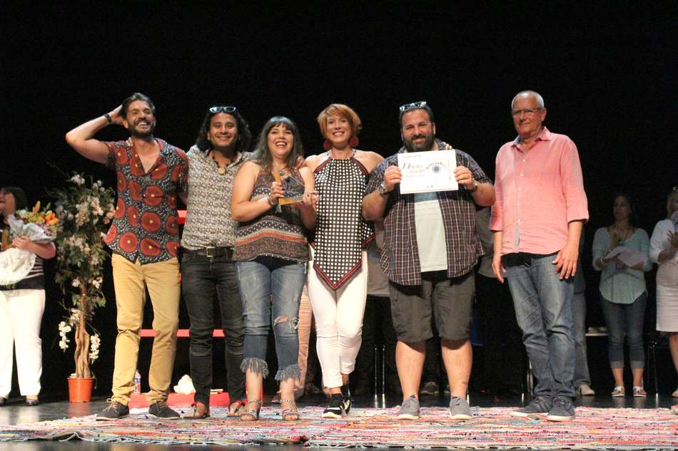 El grupo Producciones Tremenduskas recoge el premio a la mejor obra