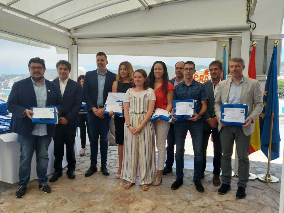 El concejal de Playas recoge las seis banderas azules de Dénia