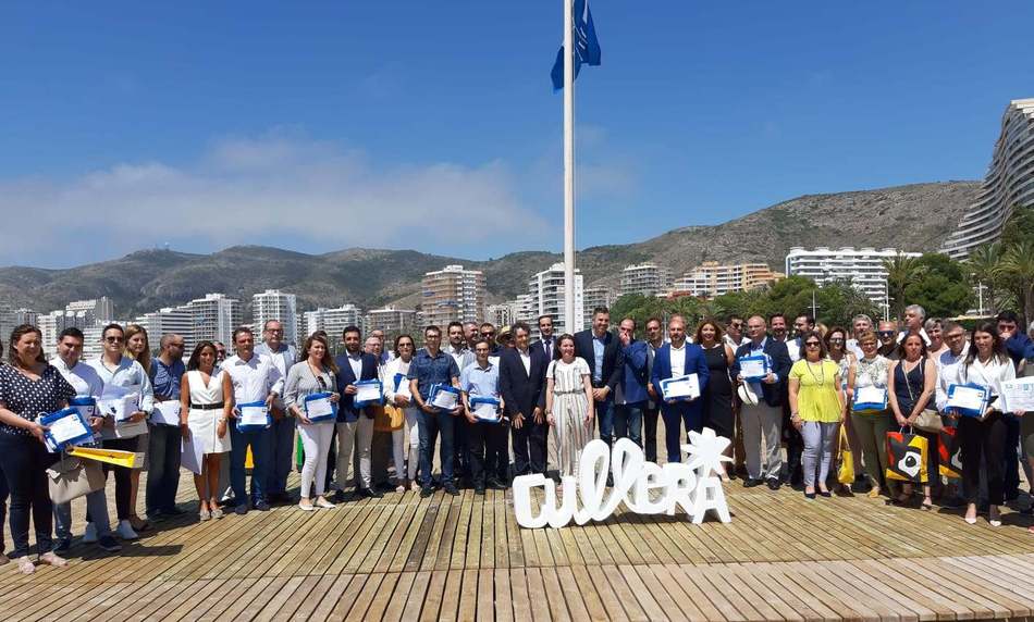El concejal de Playas recoge las seis banderas azules de Dénia