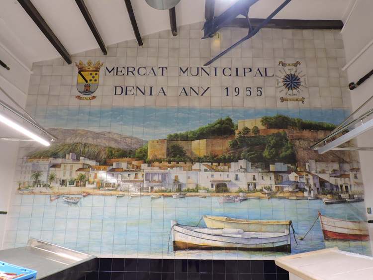 Un mural ceràmic instal·lat en el Mercat Municipal recrea una panoràmica de Dénia vista des ...