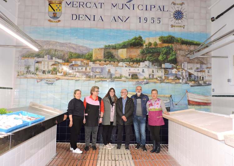 Un mural ceràmic instal·lat en el Mercat Municipal recrea una panoràmica de Dénia vista des ...