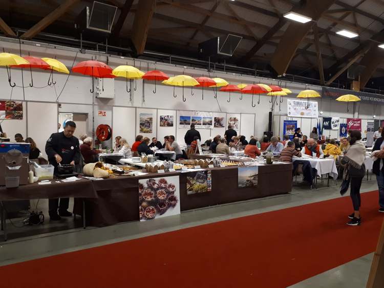  Un grupo de chefs muestra la cocina tradicional e innovadora de la Marina Alta en  Bourg en Bresse (Francia) 