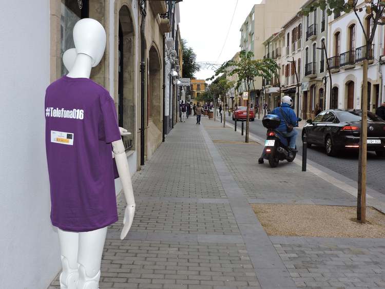 Dénia col·loca maniquins en espais públics per a visibilitzar la lluita contra la violència ...