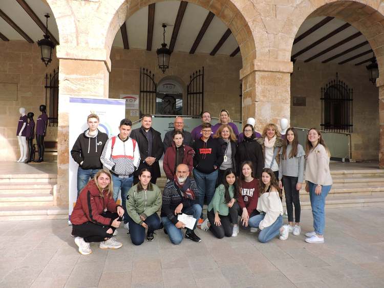 Dénia col·loca maniquins en espais públics per a visibilitzar la lluita contra la violència ...