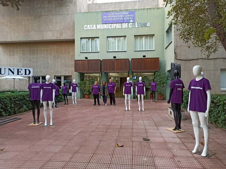 Dénia col·loca maniquins en espais públics per a visibilitzar la lluita contra la violència ...