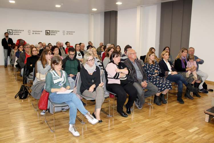 La Unidad Artemis presenta la revista con la que consiguió ayudar a 24 mujeres de Dénia en p...