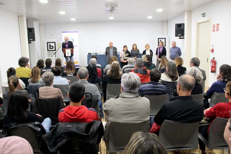 La Unitat Artemis presenta la revista amb la qual va aconseguir ajudar 24 dones de Dénia en ...