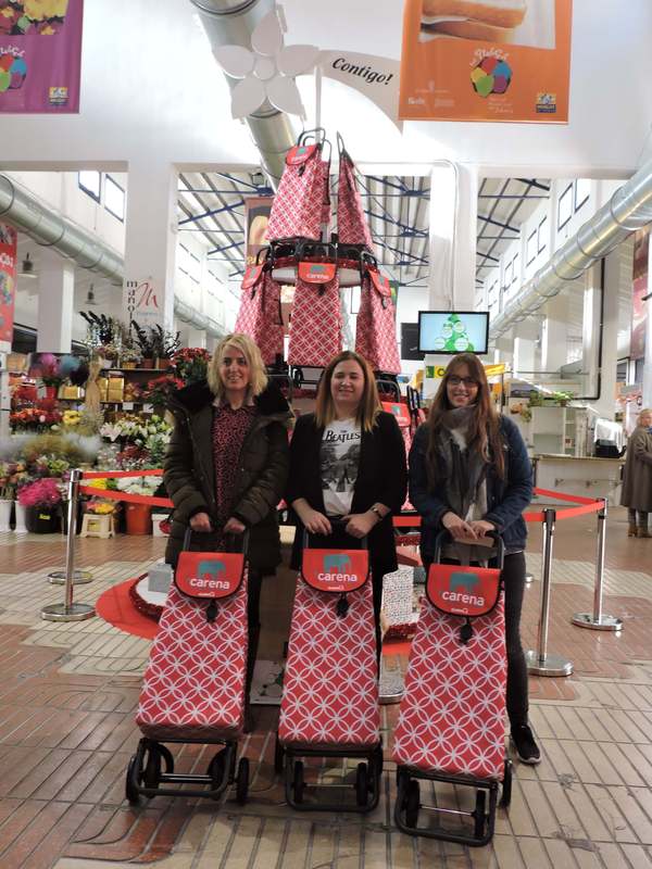 El árbol de Navidad solidario del Mercat Municipal contribuye a difundir la labor de la asoc...