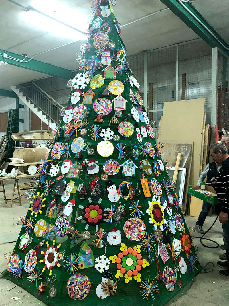 La decoració de l'arbre de Nadal de l'Ajuntament ha sigut elaborada enguany per pers...