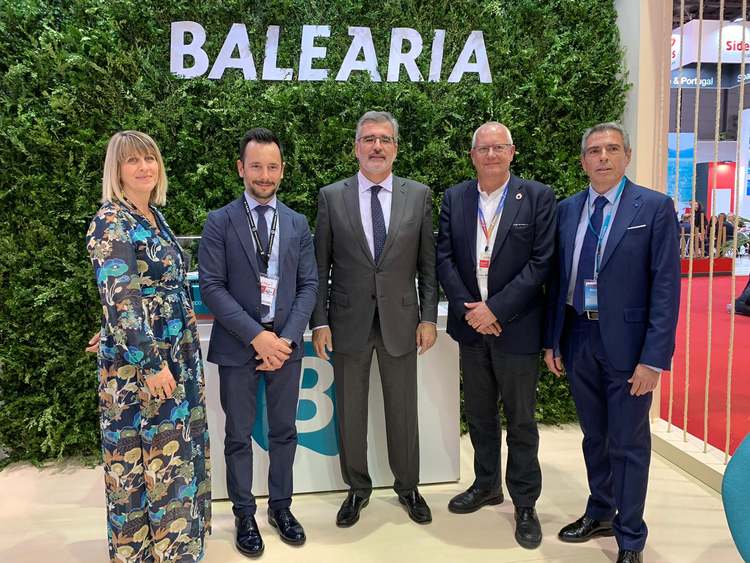 Con los representantes de Eivissa y el presidente de Baleària