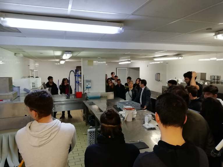 Alumnado del grado de Gastronomía de la Universitat d'Alacant aprende con la cocina y lo...