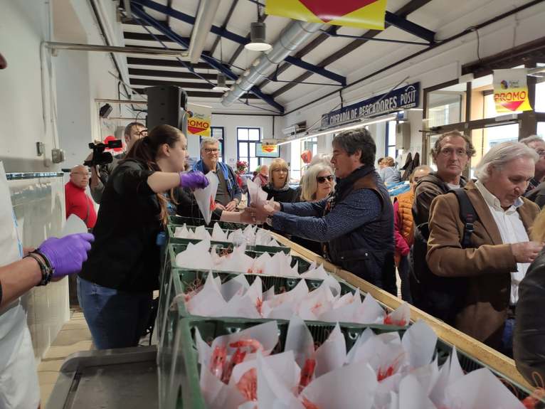 Éxito de la primera jornada de la campaña ‘Enamorados de la gamba’ en el Mercat municipal