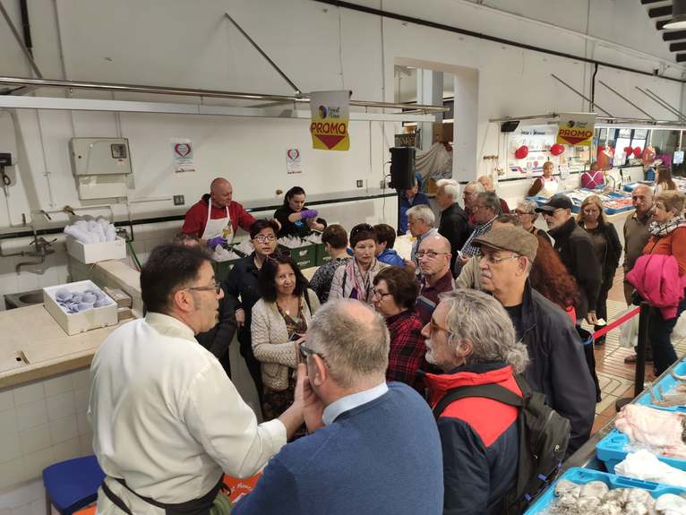  
Èxit de la primera jornada de la campanya Enamorats de la gamba al Mercat municipal