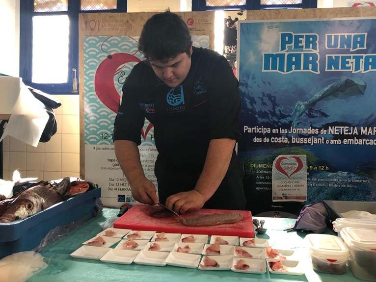 Héctor Nieto, cocinero de La Xerna del Mar, sorprende con sus tres maneras de preparar el pe...