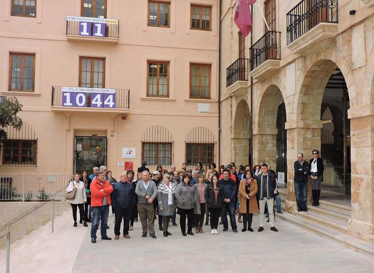 Minuto de silencio en el Ayuntamiento de Dénia en memoria de la última víctima mortal de la ...