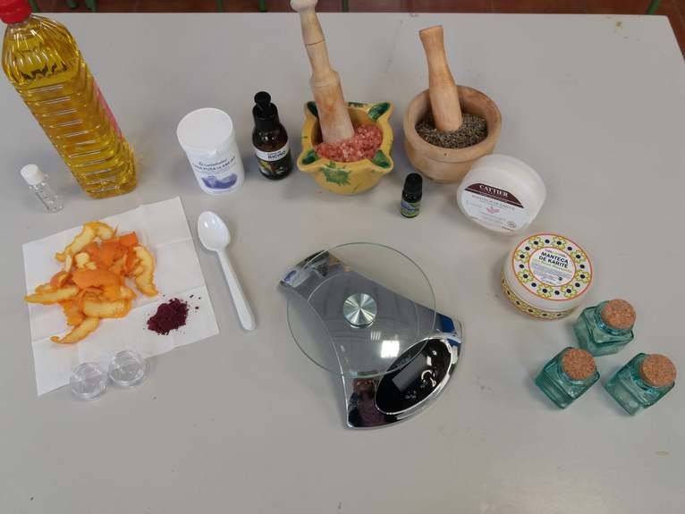  Alumnado de los programas formativos de conservación de montes y de peluquería y estética de Creama Dénia comparten un taller sobre la elaboración de cosméticos con productos naturales 