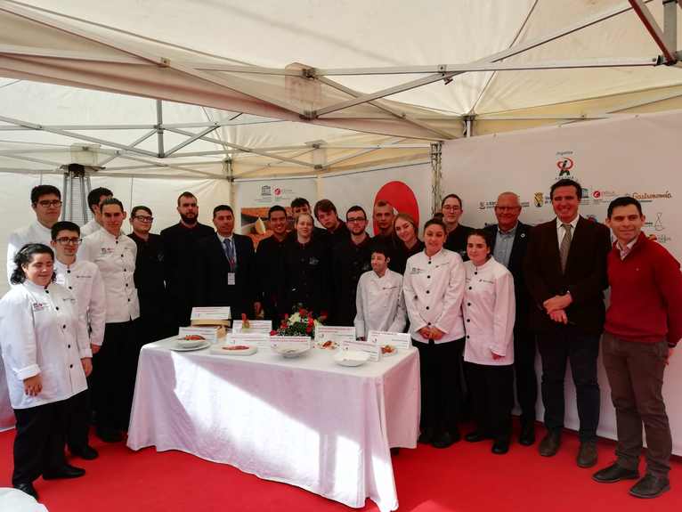 El alcalde y el director general de Turismo con el alumnado del IES Maria Ibars y el Raquel ...