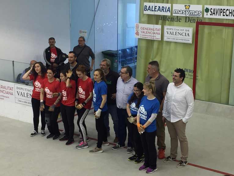  

El equipo femenino de 'raspall' de Dénia debuta en el Trinquet El Rovellet