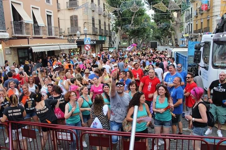 La policía de Dénia organiza un dispositivo especial para evitar aglomeraciones en la vía pú...