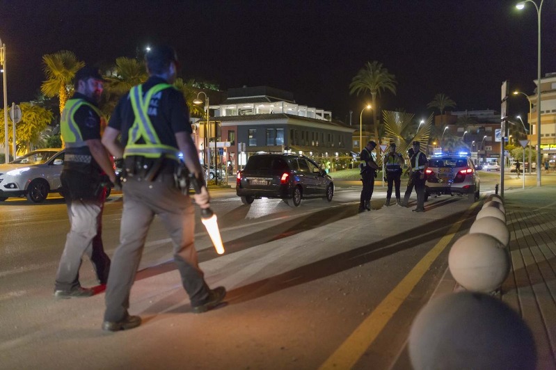 Dispositiu especial de la Policia Local de Dénia per a garantir la seguretat en els locals d...