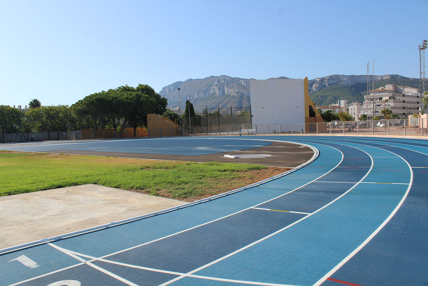 Finalitzen les obres de la nova pista d'atletisme del poliesportiu