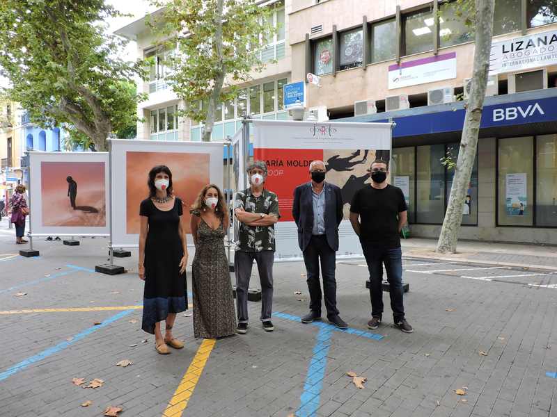 Exposició de fotografies de Maria Moldes i Júlia Pontés al carrer del Marqués de Campo