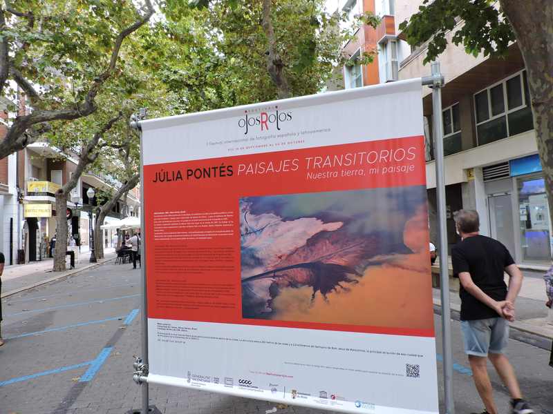 Exposició de fotografies de Maria Moldes i Júlia Pontés al carrer del Marqués de Campo