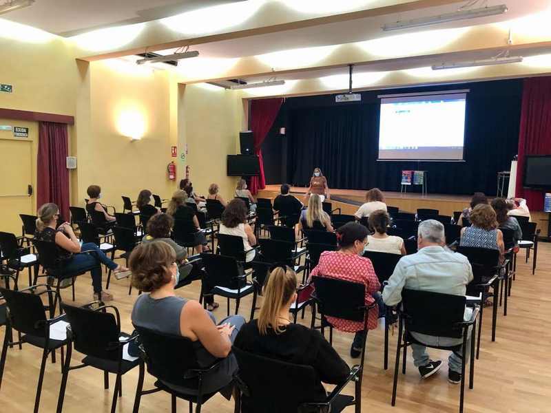  


Vora cinquanta persones participen en les xarrades del programa ‘Educant en el presen...