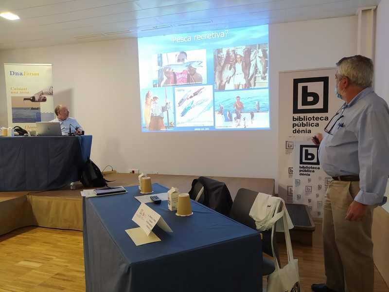 
Pescadores y científicos intercambian en Dénia proyectos y experiencias