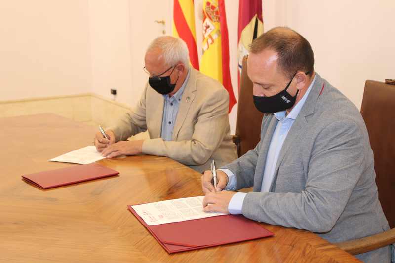 El conseller Martínez Dalmau y el alcalde de Dénia firman un convenio para impulsar el proye...