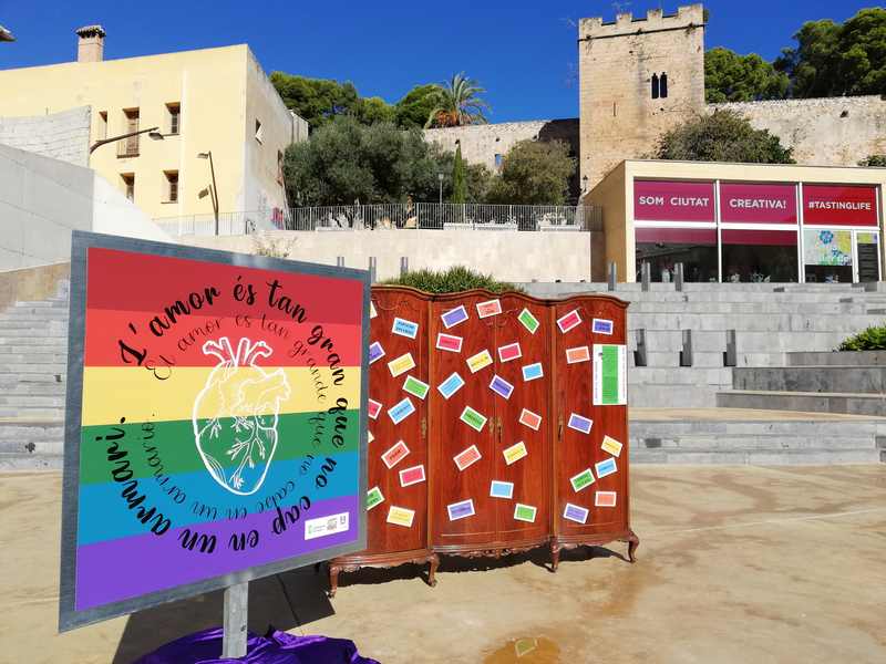 Comença la campanya “L'amor és tan gran que no cap en un armari” per a visibilitzar la d...