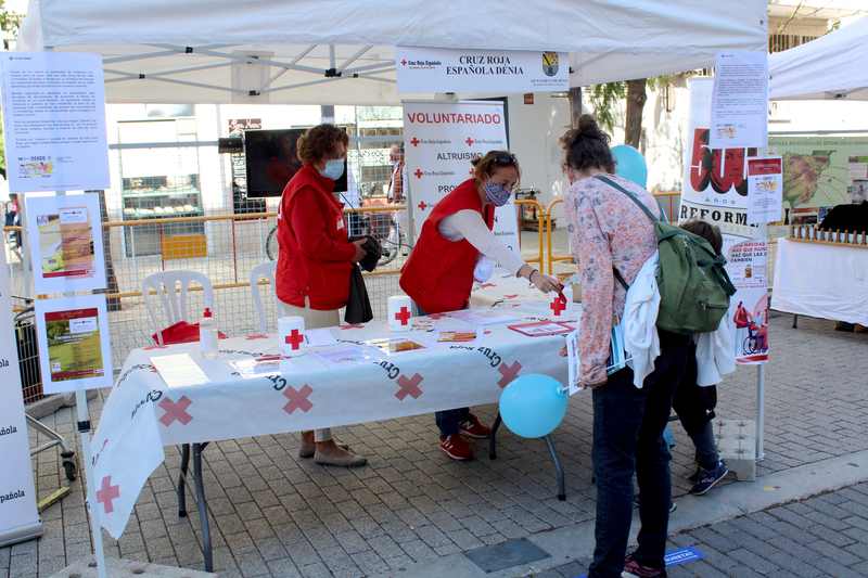 Feria de Asociaciones en la calle La Vía