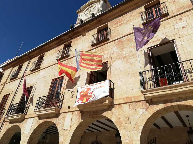 El Ajuntament de Dénia ilumina su fachada de naranja con motivo del Día del TDAH en España