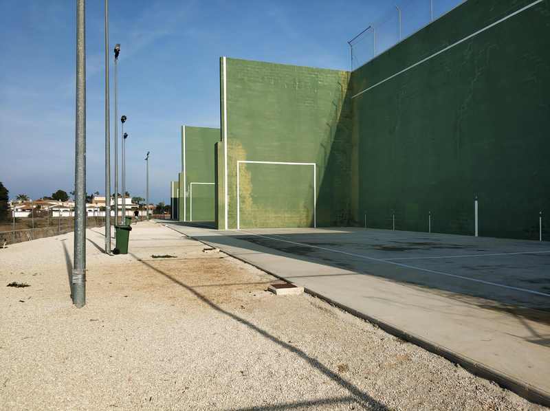  El Ajuntament de Dénia adjudica las obras de reparación y mejora de las pistas del frontón municipal 