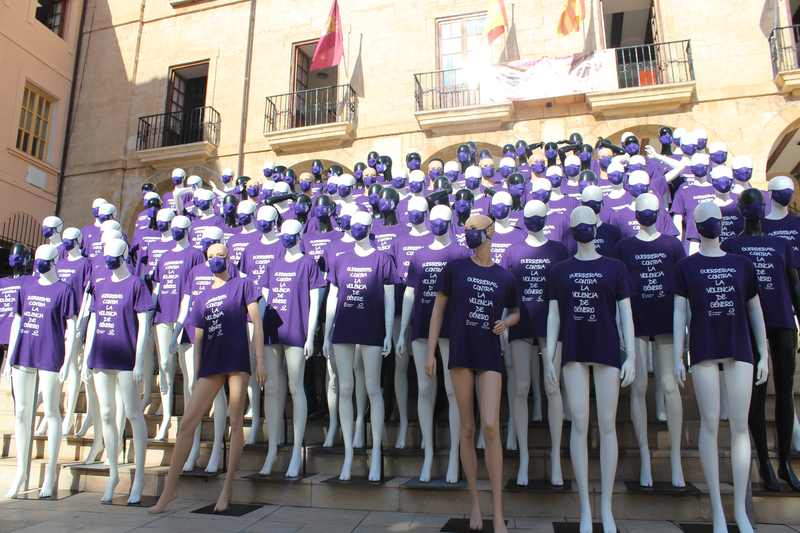  La Concejalía de Igualdad coloca 100 maniquíes 'guerreras' en la plaza de la Constitució para visibilizar la lucha contra la violencia de género 
