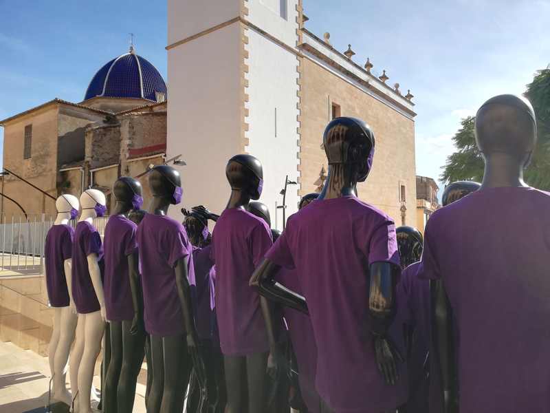  La Concejalía de Igualdad coloca 100 maniquíes 'guerreras' en la plaza de la Constitució para visibilizar la lucha contra la violencia de género 
