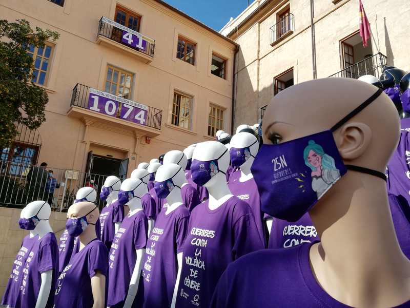 La Regidoria d'Igualtat col·loca 100 maniquins ‘guerreres’ en la plaça de la Constitució...