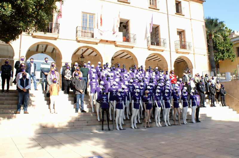 

Dénia recuerda en silencio a las víctimas de la violencia de género