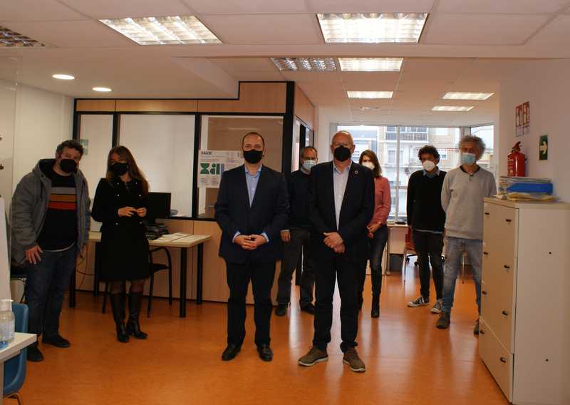 El conseller Martínez Dalmau visita a Dénia la primera oficina d'habitatge de la xarxa X...