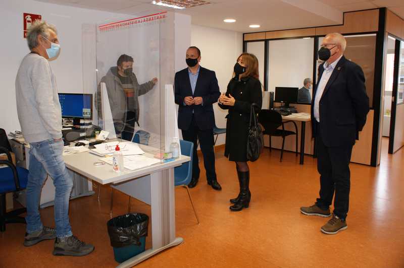 El conseller Martínez Dalmau visita en Dénia la primera oficina de vivienda de la red Xaloc ...