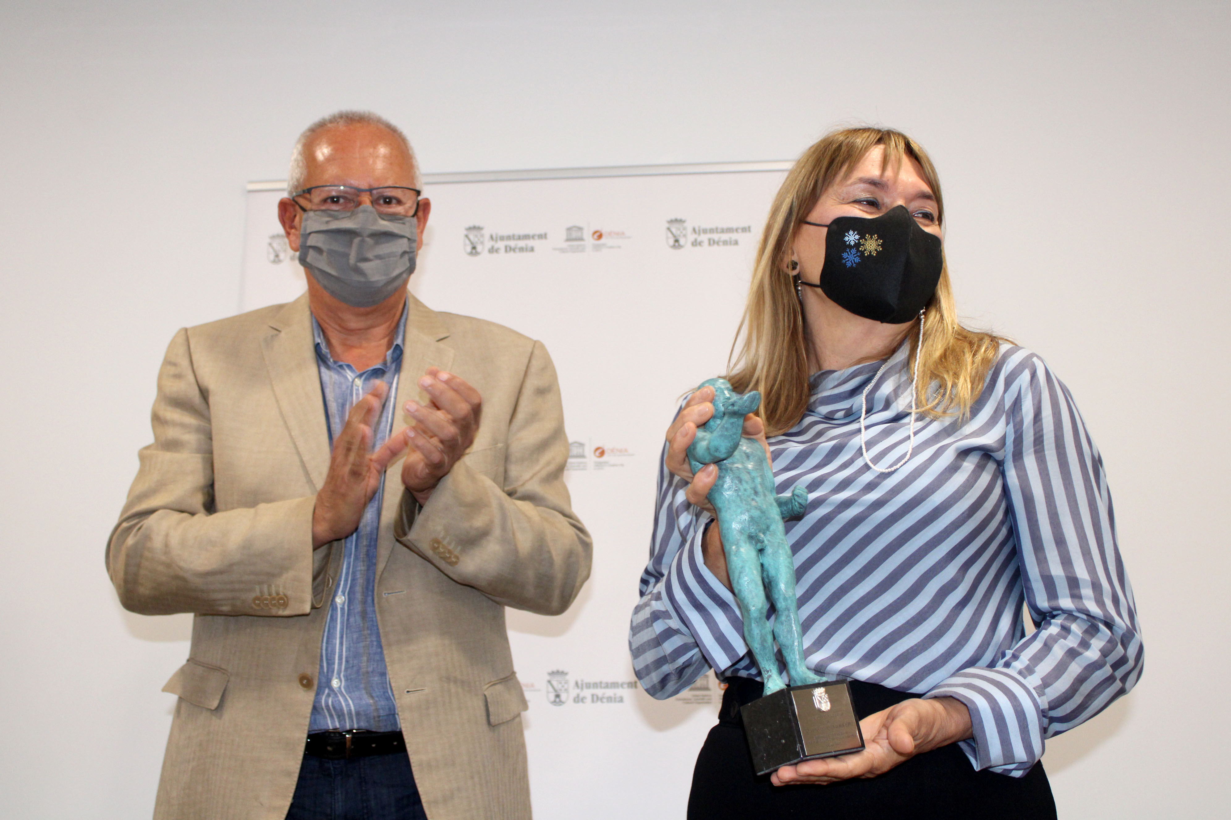 Paqui Borox recoge el premio 'Ciutat de Dénia' por la Formación de Personas Adultas