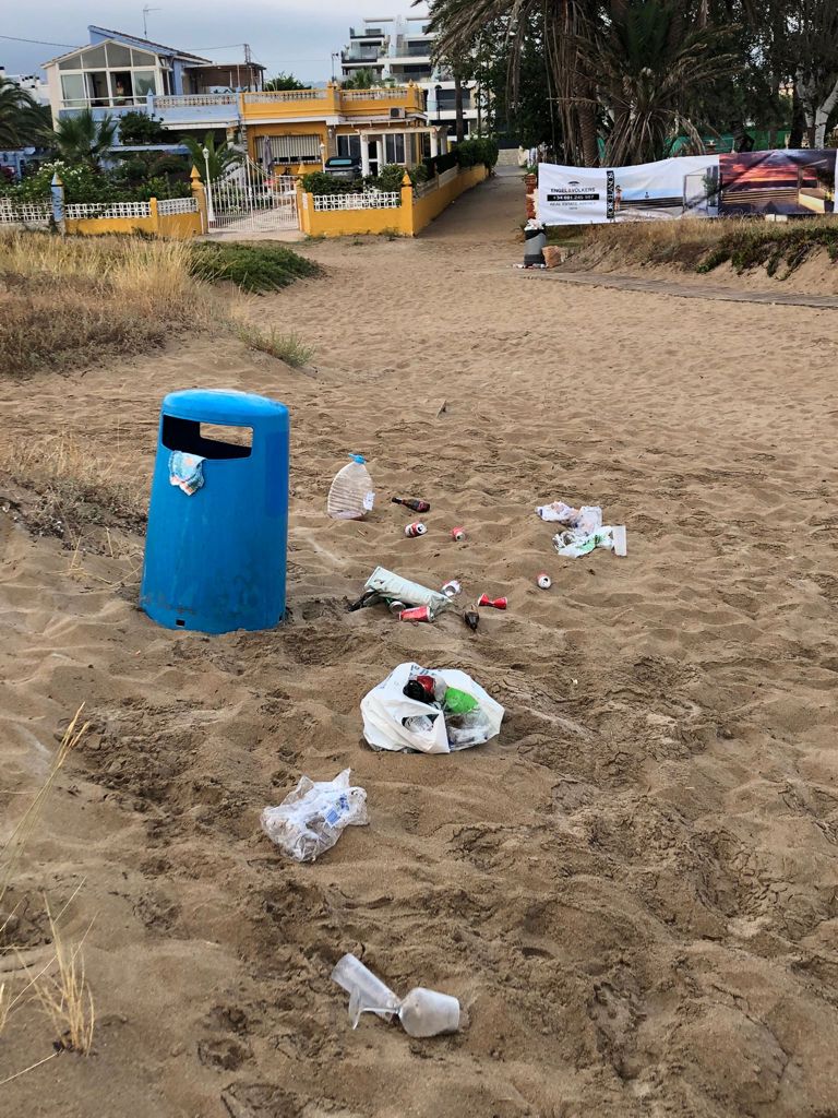 Rècord de residus no naturals en les platges durant la primera quinzena d'agost