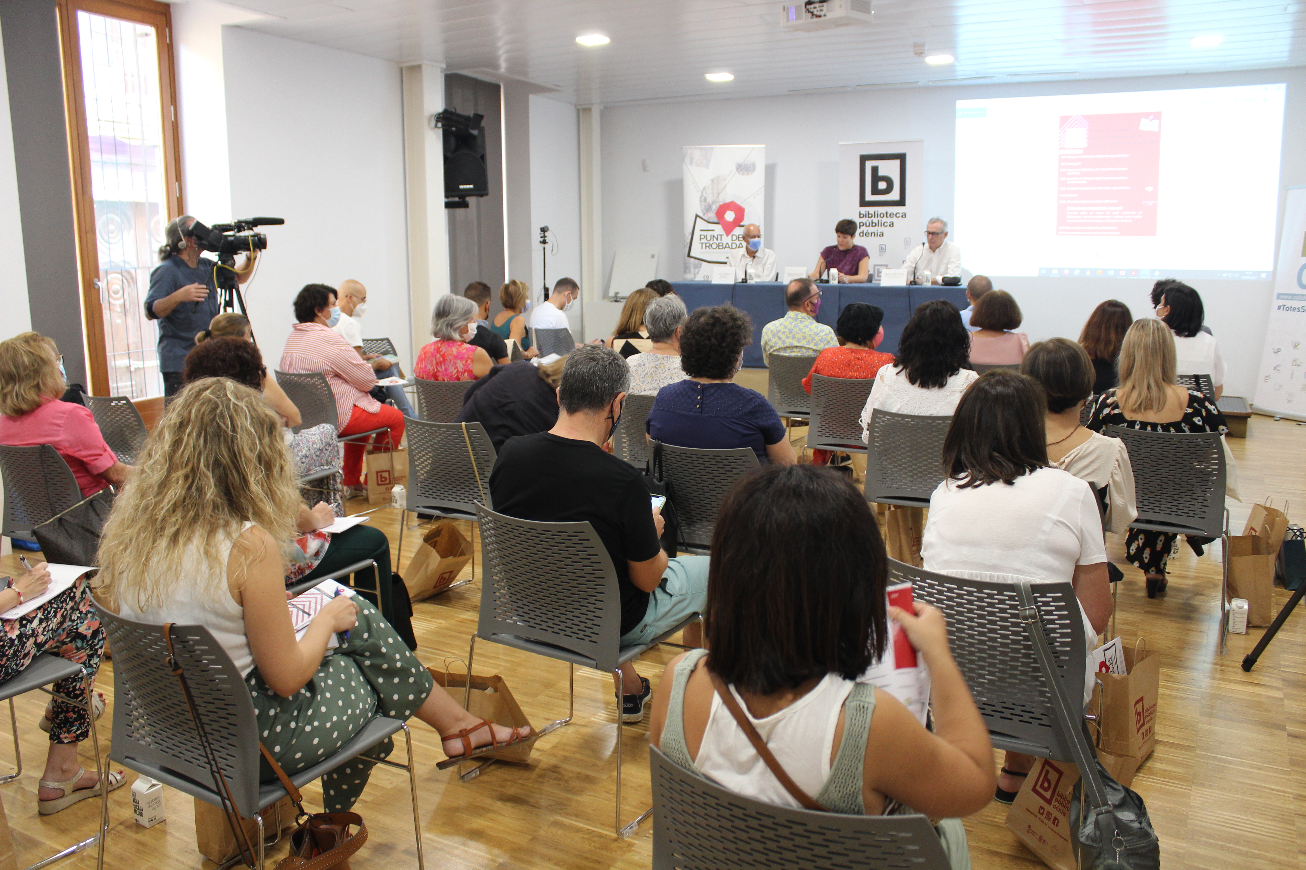 La Biblioteca de Dénia, sede del primer encuentro presencial post pandemia del Colegio de Bi...