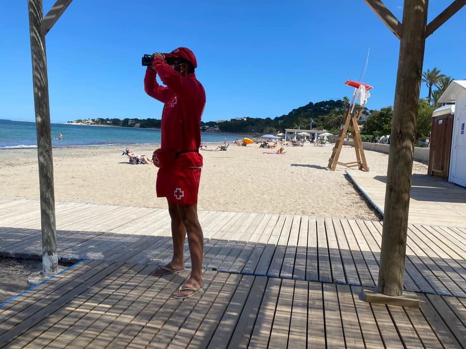El servicio de vigilancia y socorrismo de Cruz Roja en las playas de Dénia cierra el verano ...