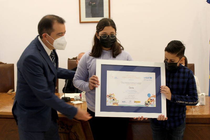 
Dénia rep el diploma que l’acredita com a Ciutat Amiga de la Infància d’UNICEF
