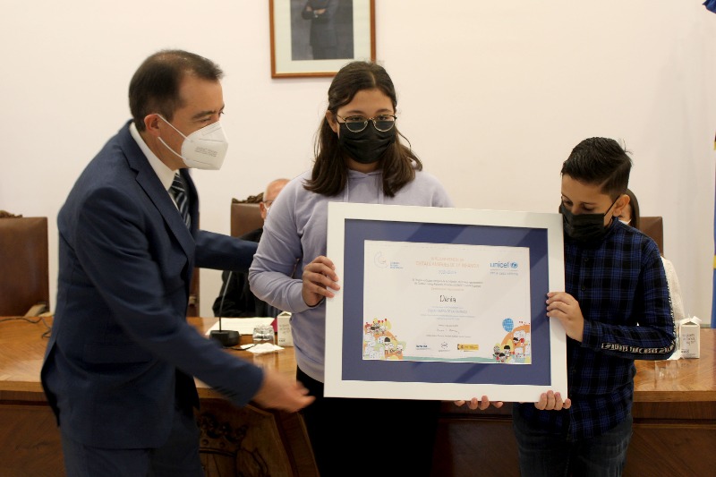 
Dénia recibe el diploma que la acredita como Ciudad Amiga de la Infancia de UNICEF