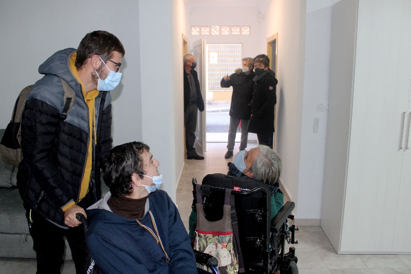 Visita a la vivienda para los usuarios de la asociación Condenados al bordillo cedida por el...