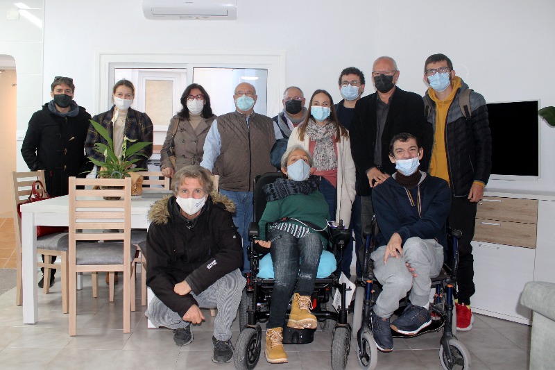 Visita a la vivienda para los usuarios de la asociación Condenados al bordillo cedida por el...