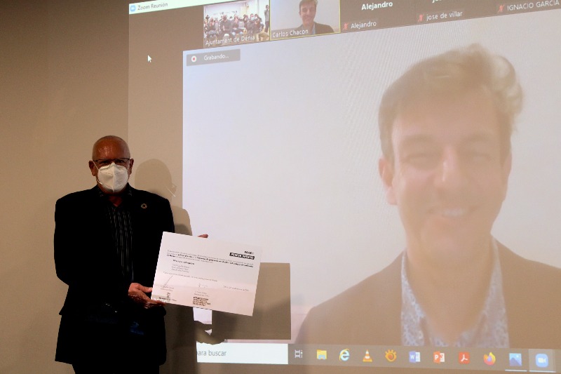 El alcalde entrega virtualmente el premio al arquitecto Carlos Chacón